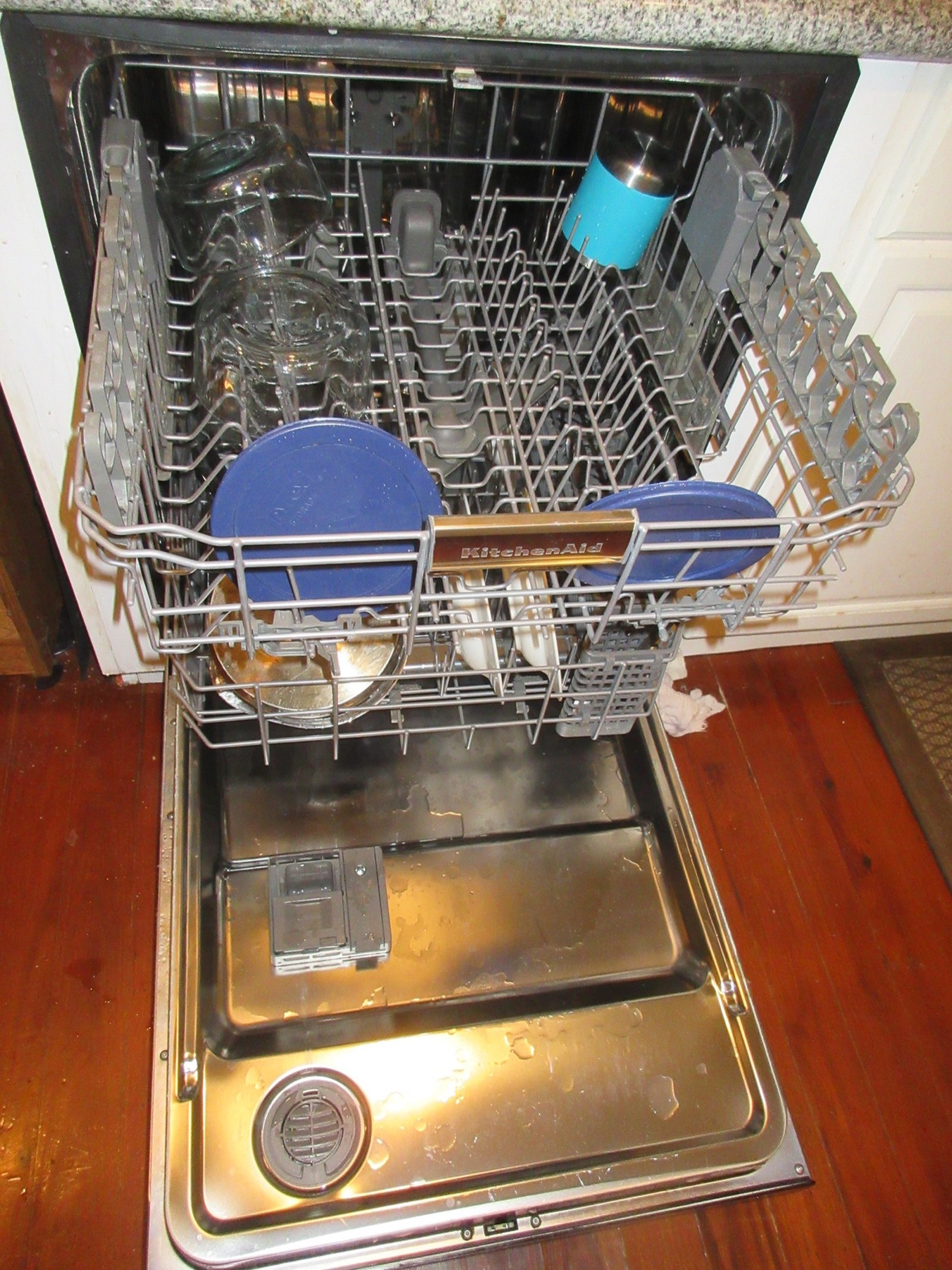 A modern dishwasher takes in a few litres, sprays them round for an hour, and drains them once.