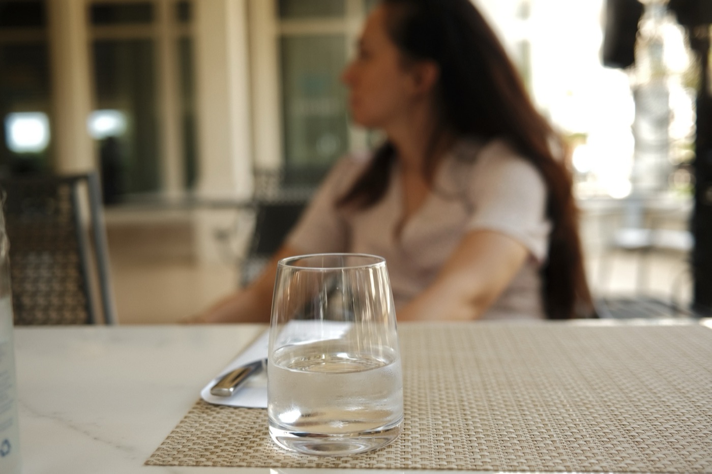 A drink at a café. Coffee, tea and juice count toward the day's water, which the eight glasses rule never allowed.