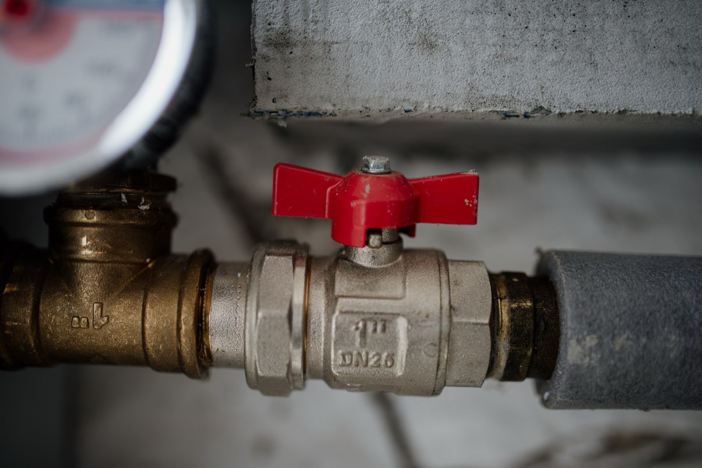 A pressure gauge on a plant's pipework. A rising pressure at the membranes is the first sign of scale.