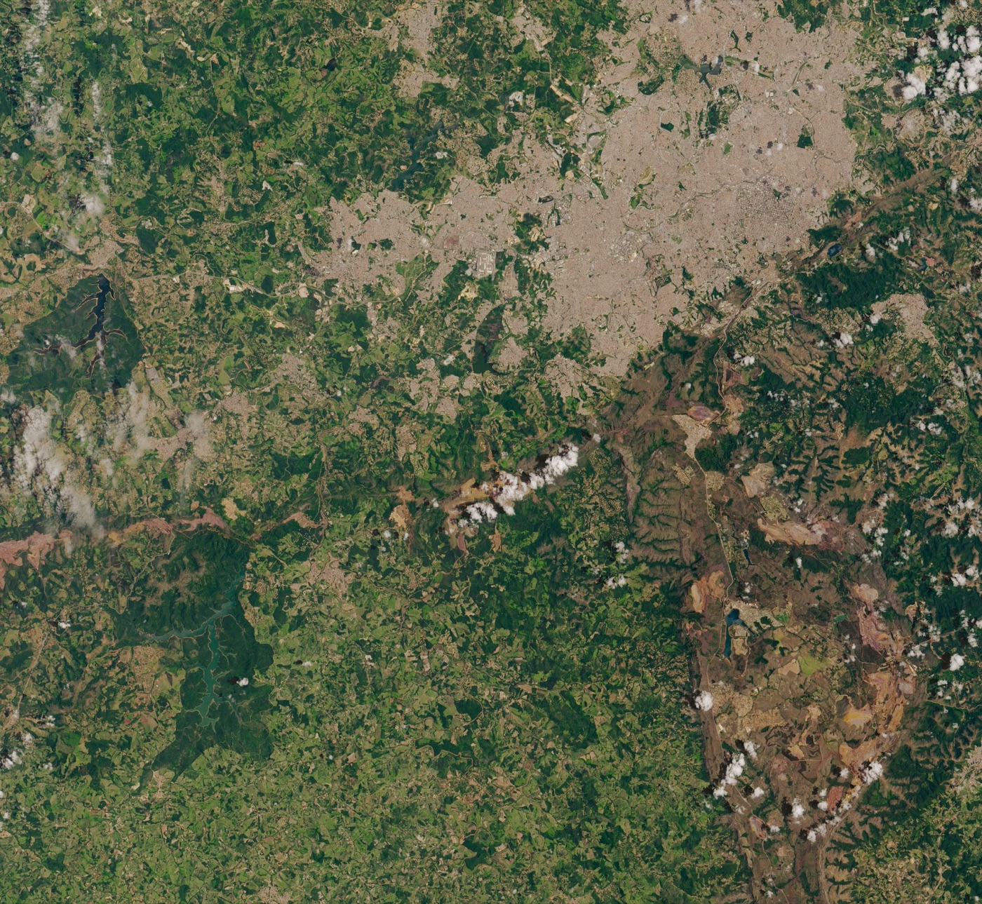 Brumadinho from orbit after the collapse of January 2019: the path of the mud down the valley to the Paraopeba river.
