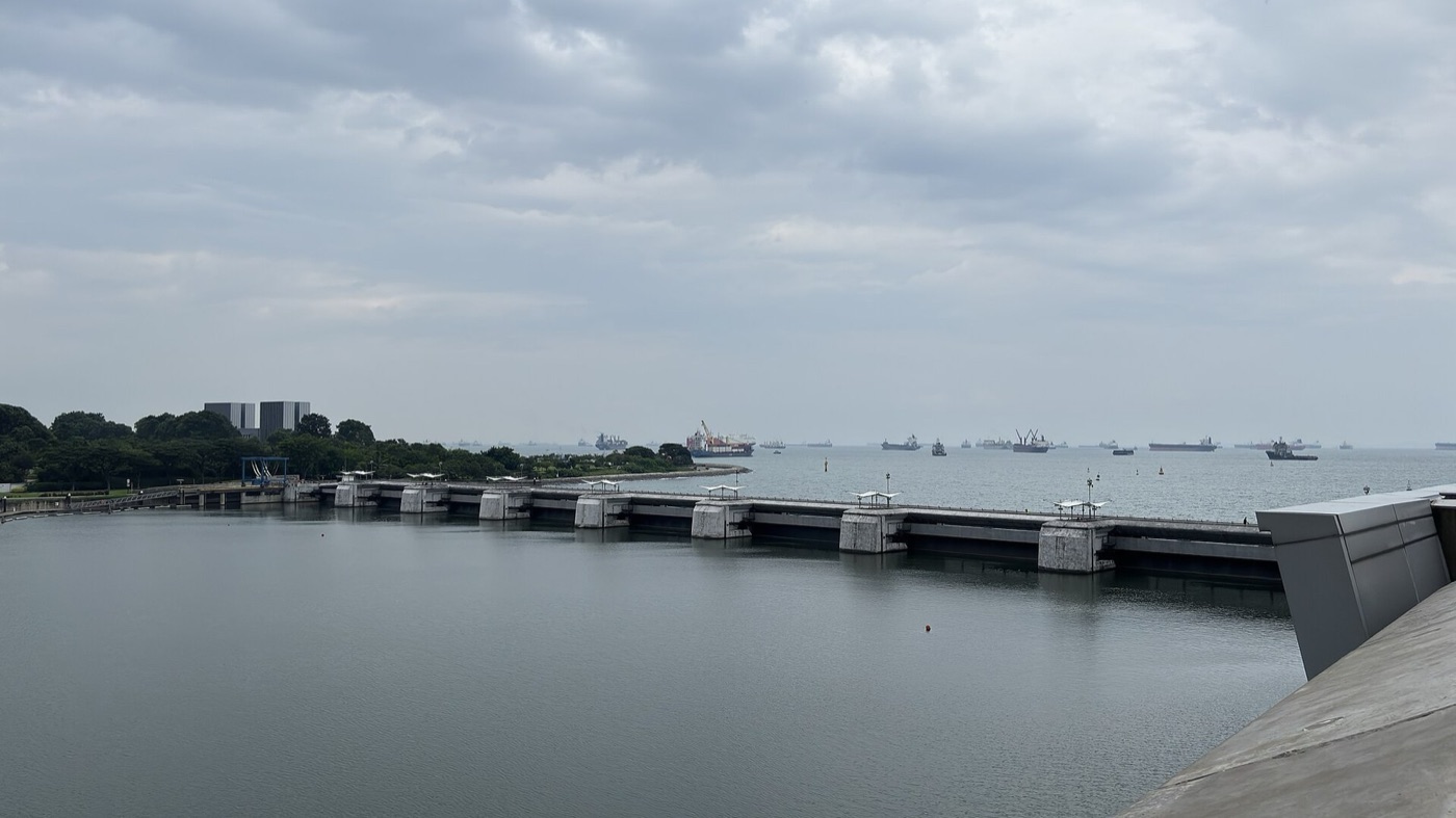 Marina Barrage, the dam across the mouth of the Marina Channel. Behind it, the old harbour became a freshwater reservoir in the middle of the city.